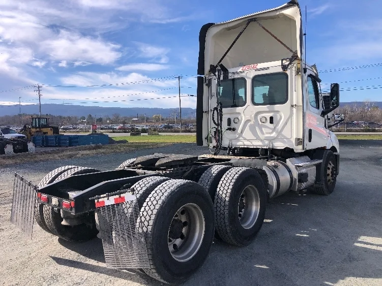 2021 Freightliner Cascadia - image 7