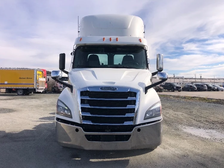 2021 Freightliner Cascadia - image 2