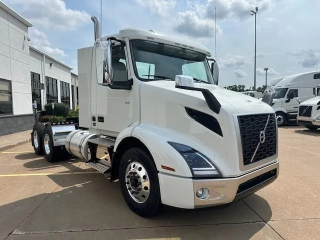 2026 Volvo VNR 640 - image 2