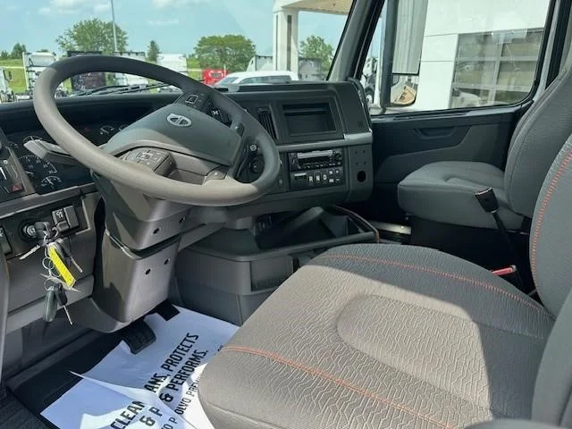2026 Volvo VNR 640 - image 6