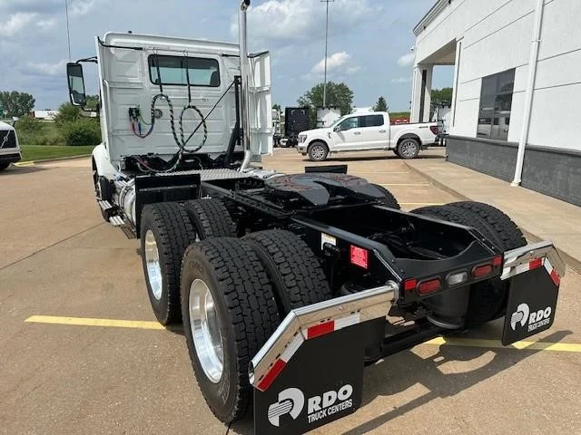 2026 Volvo VNR 640 - image 4