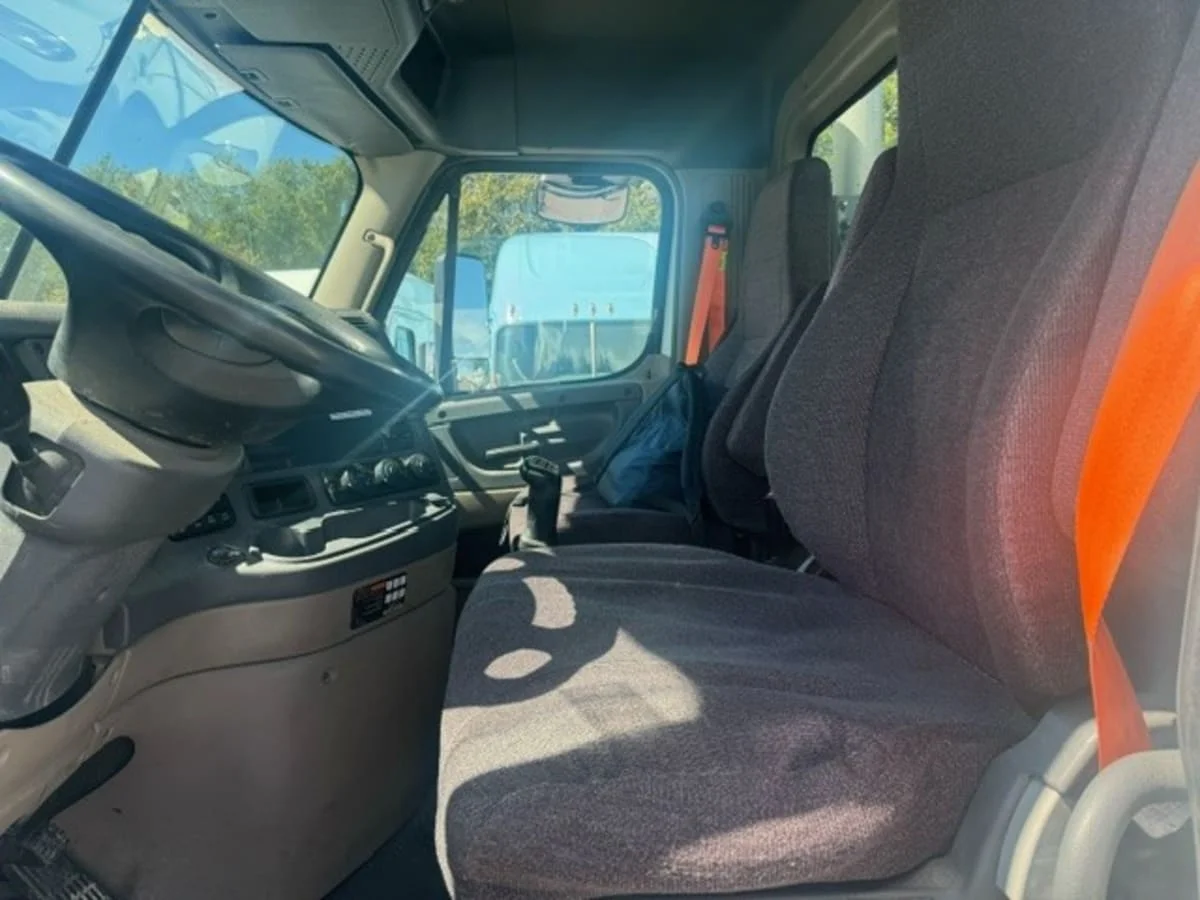 2017 Freightliner Cascadia - image 9