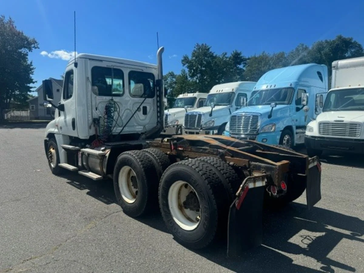 2017 Freightliner Cascadia - image 6