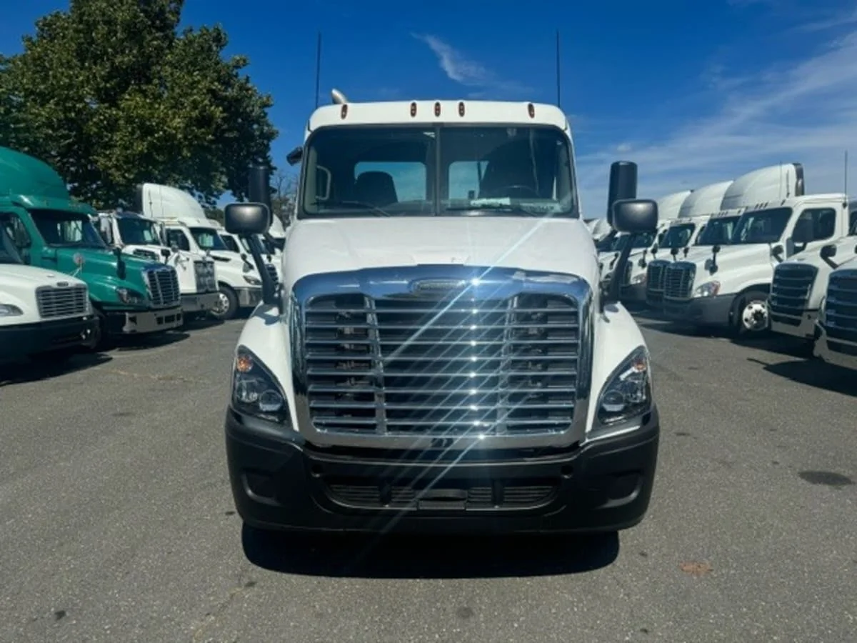 2017 Freightliner Cascadia - image 2