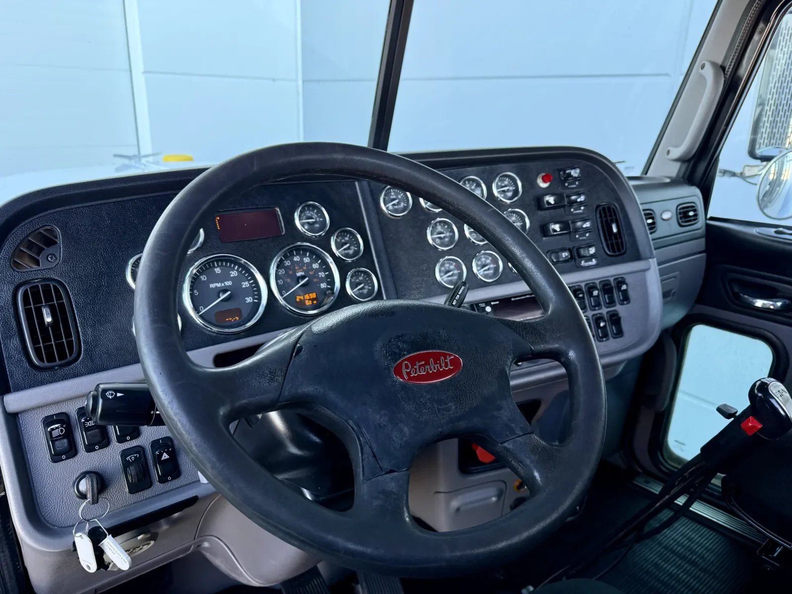 2020 Peterbilt 389 in New Lenox, IL — photo 15