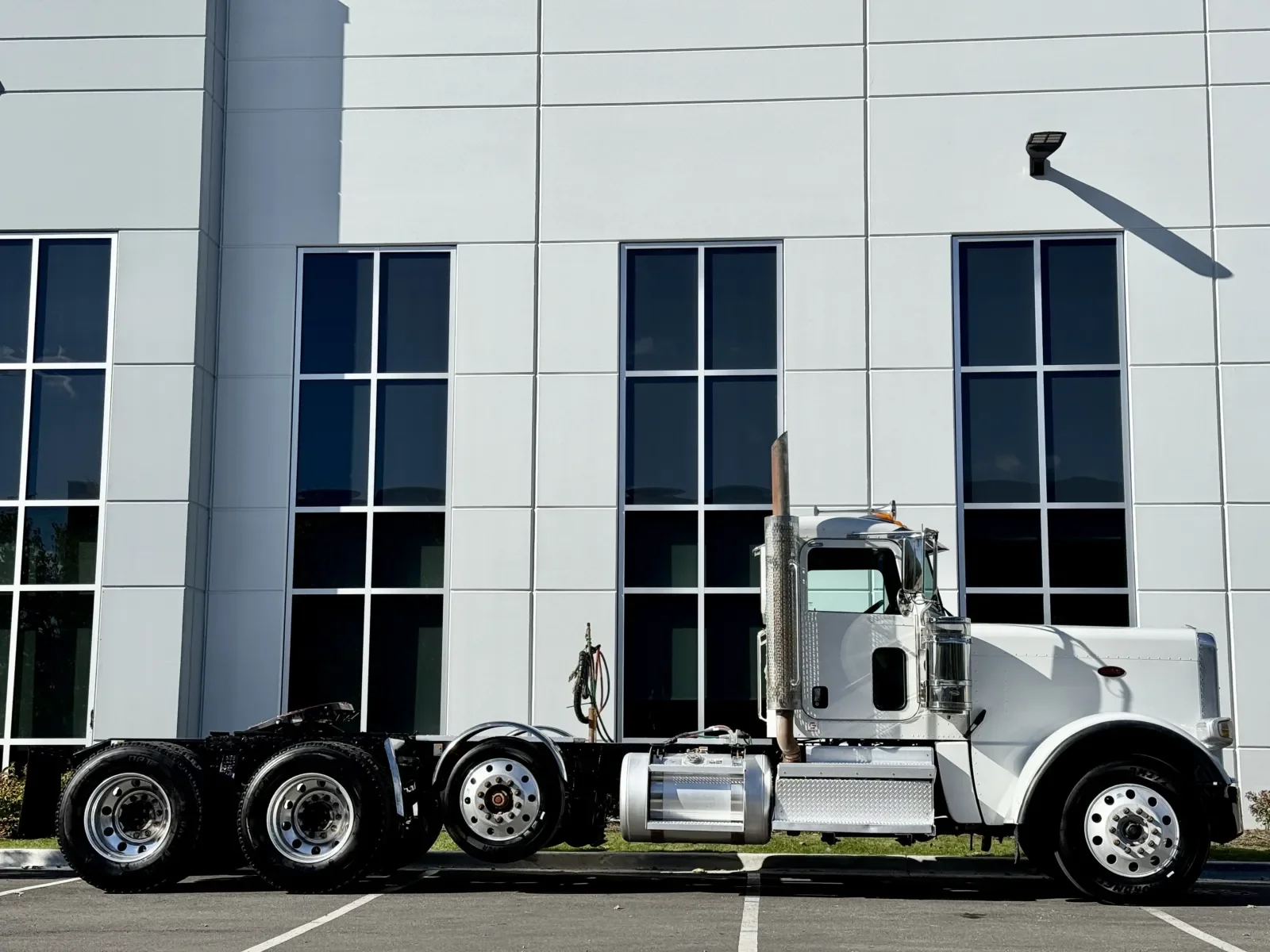 2020 Peterbilt 389 - image 3