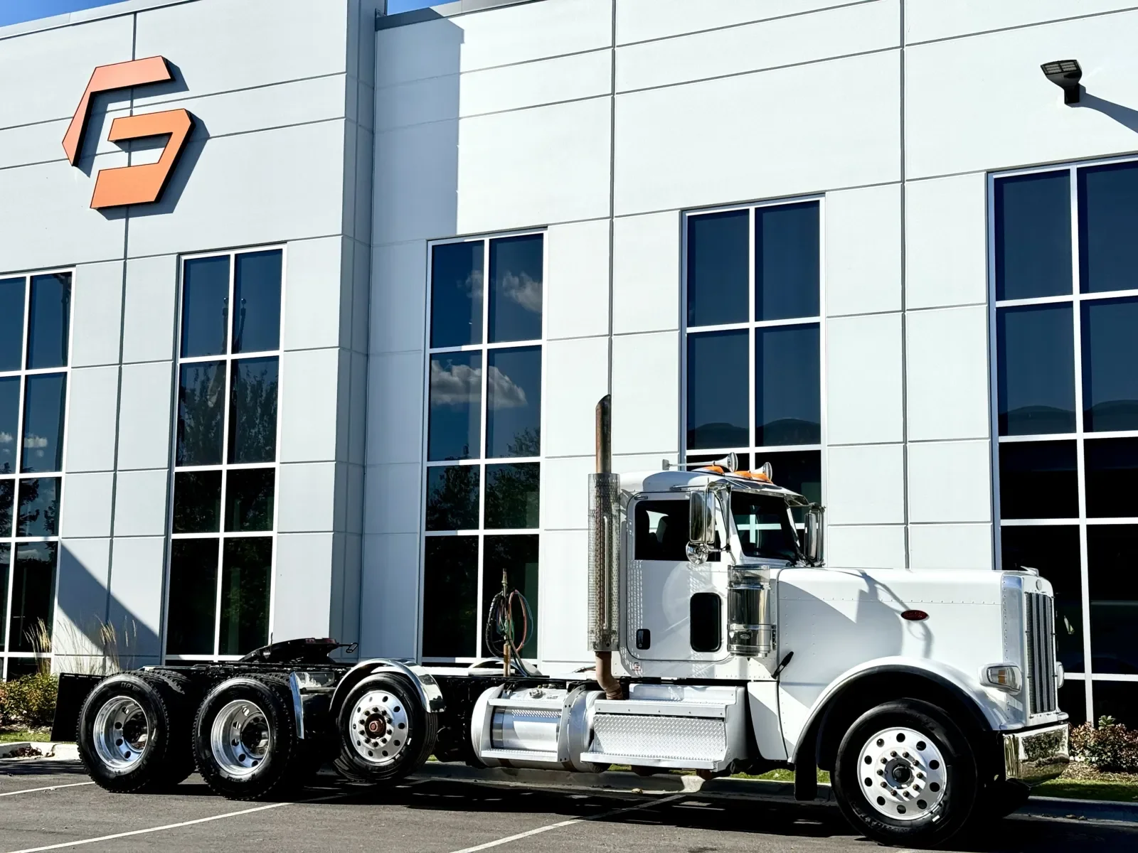 2020 Peterbilt 389 in New Lenox, IL — photo 2