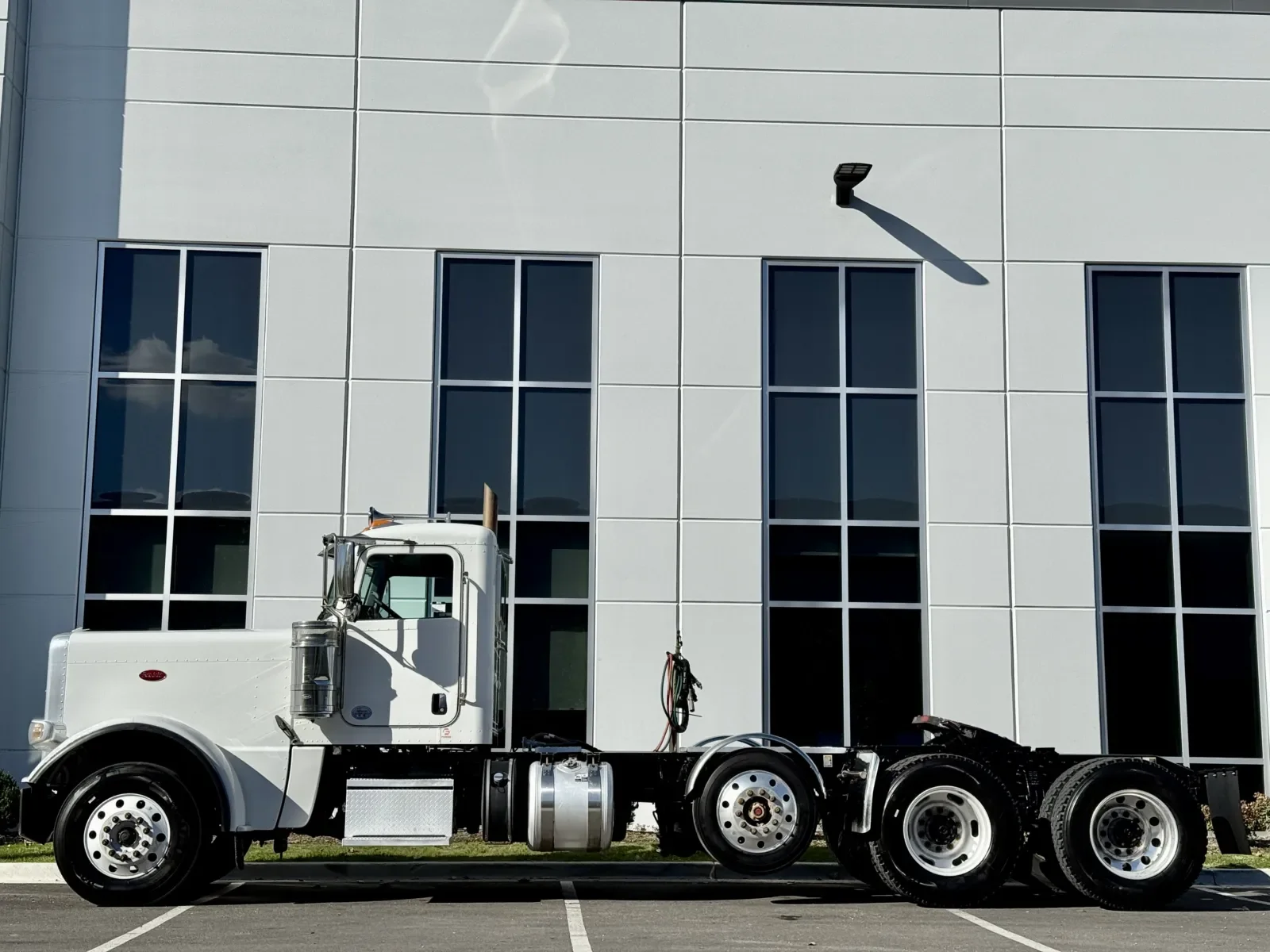 2020 Peterbilt 389 in New Lenox, IL — photo 4