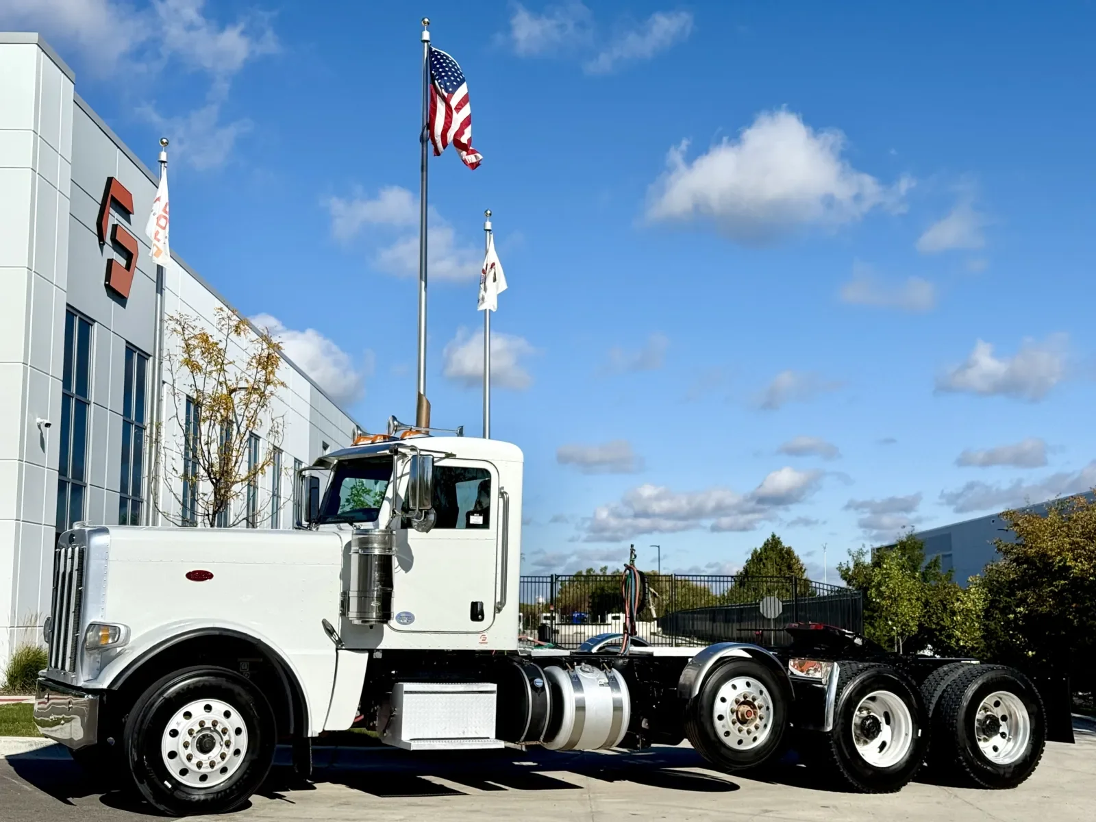 2020 Peterbilt 389 in New Lenox, IL