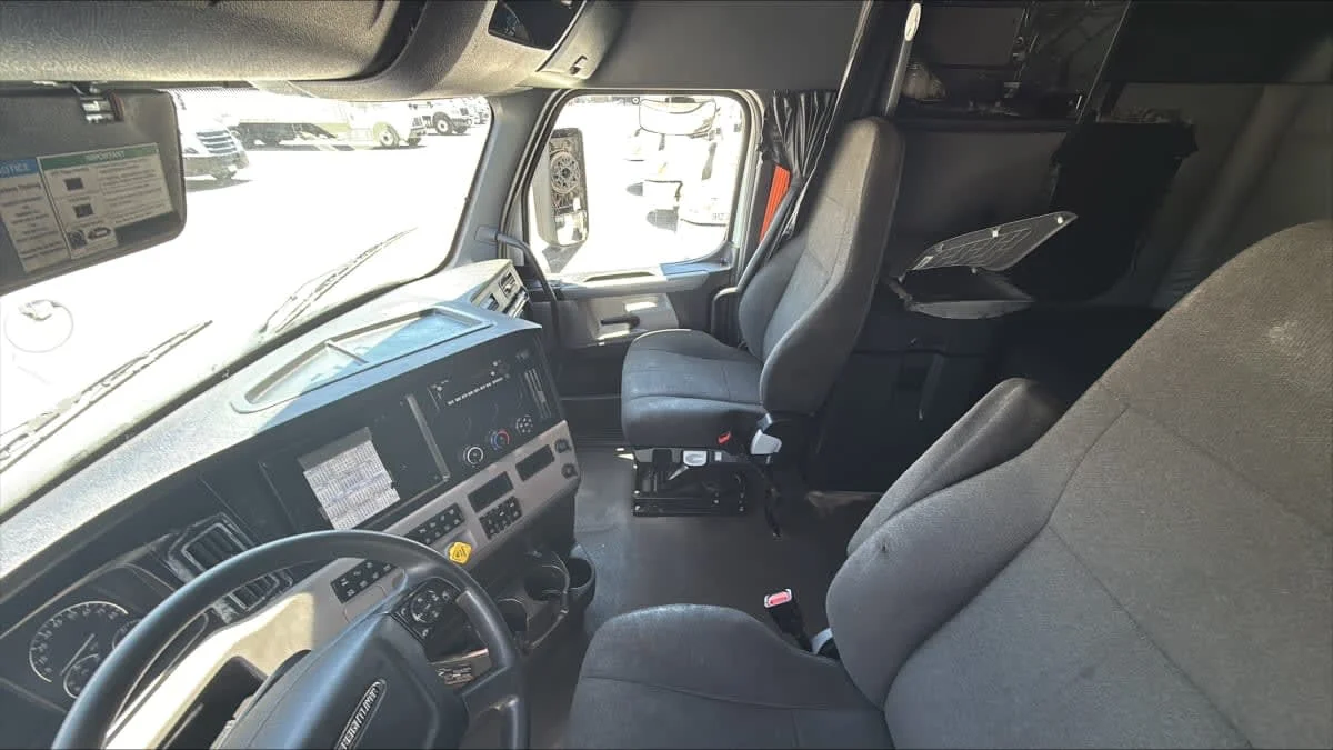 2022 Freightliner Cascadia in Fontana, CA — photo 7