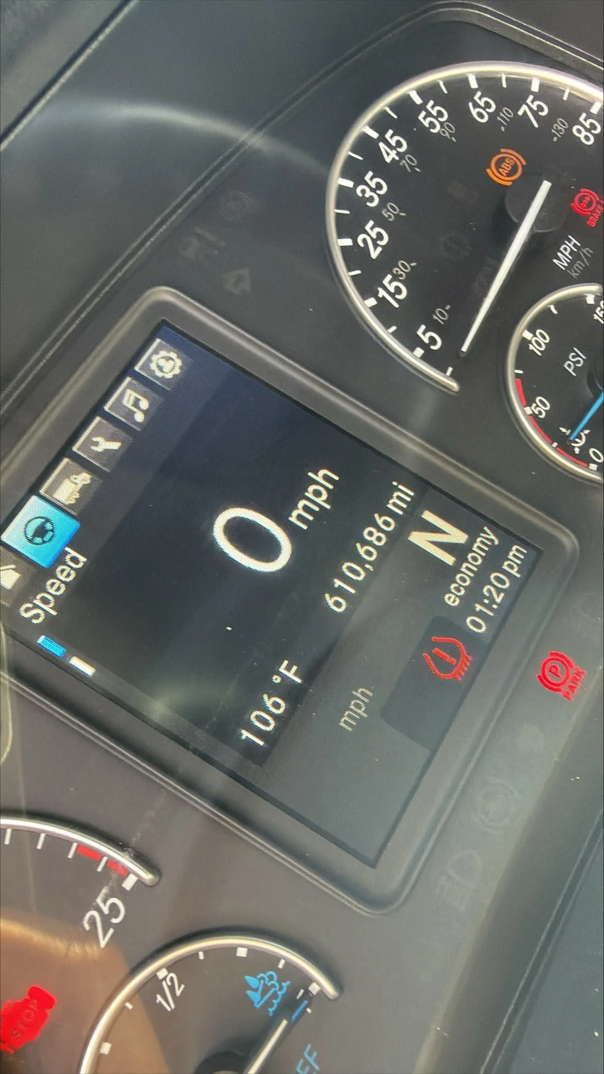 2022 Freightliner Cascadia in Fontana, CA — photo 10