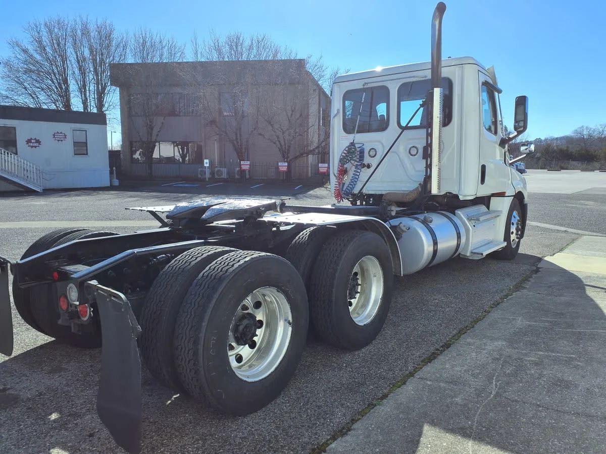 2021 Freightliner Cascadia - image 4