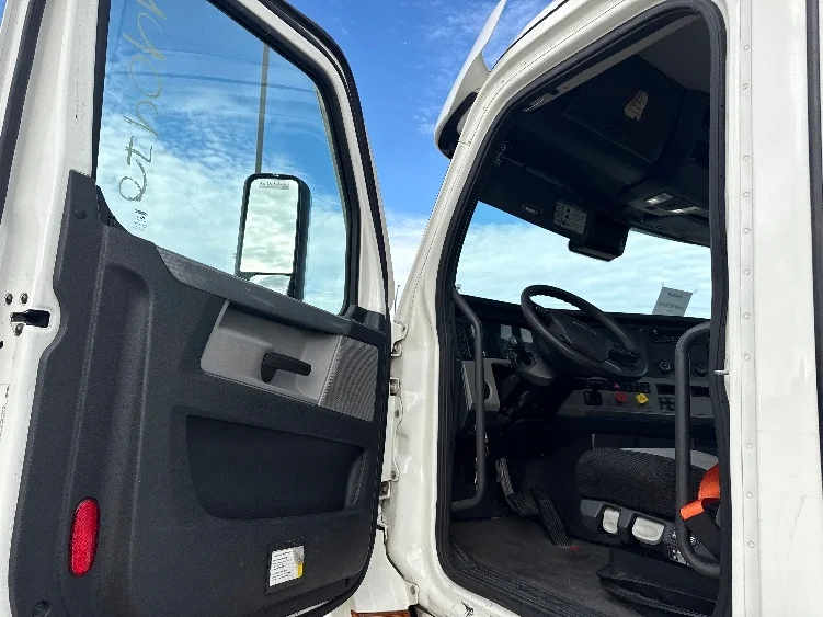 2021 Freightliner Cascadia - image 9