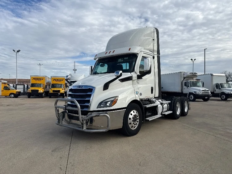 2021 Freightliner Cascadia - image 3