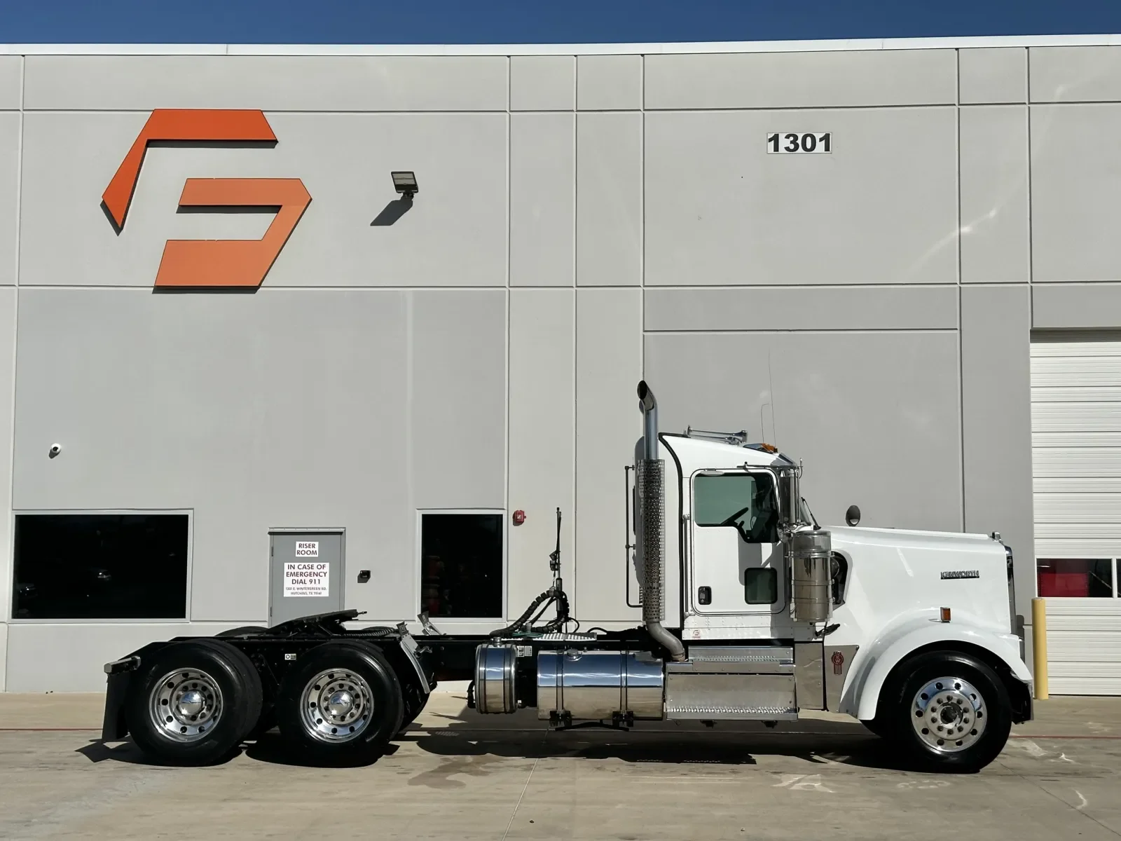 2019 Kenworth W900 - image 3