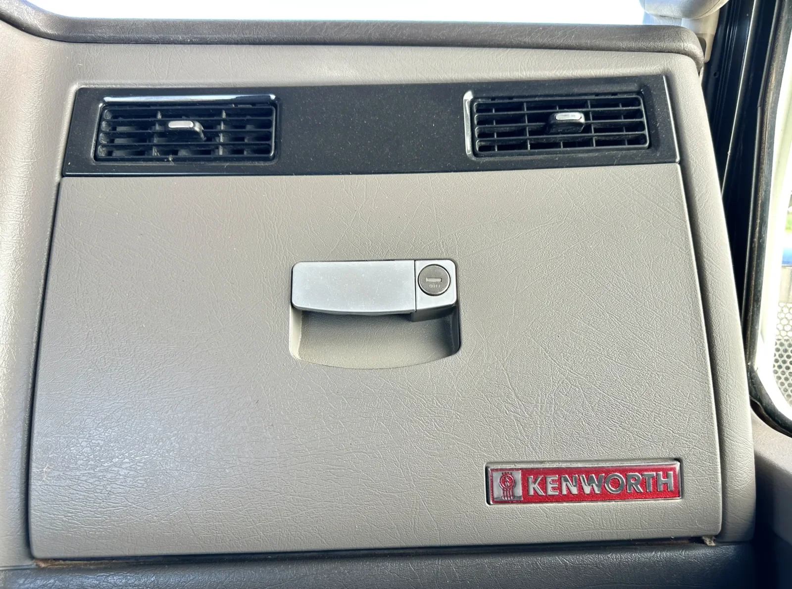 2019 Kenworth W900 - image 19