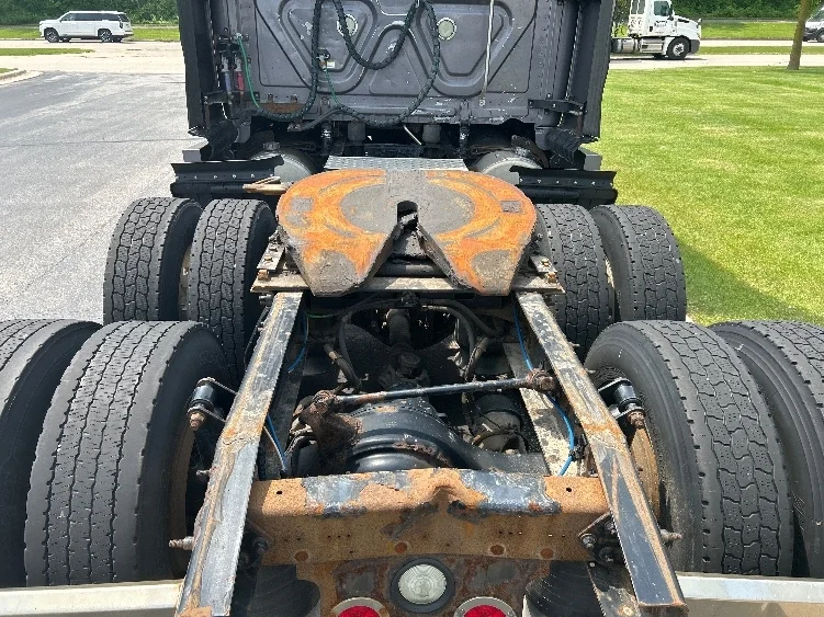 2017 Freightliner Cascadia - image 6