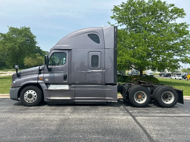 2017 Freightliner Cascadia - image 4