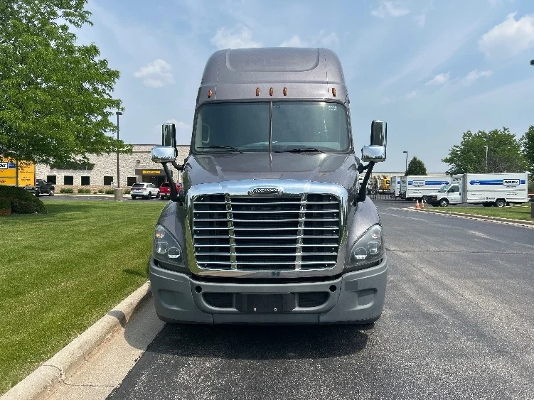 2017 Freightliner Cascadia - image 2