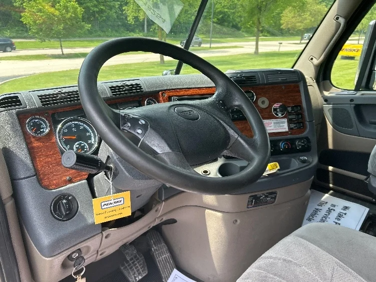 2017 Freightliner Cascadia - image 10