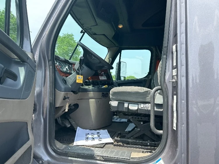 2017 Freightliner Cascadia - image 9