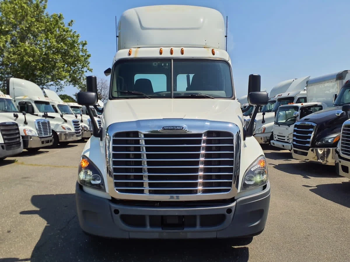 2018 Freightliner Cascadia - image 2