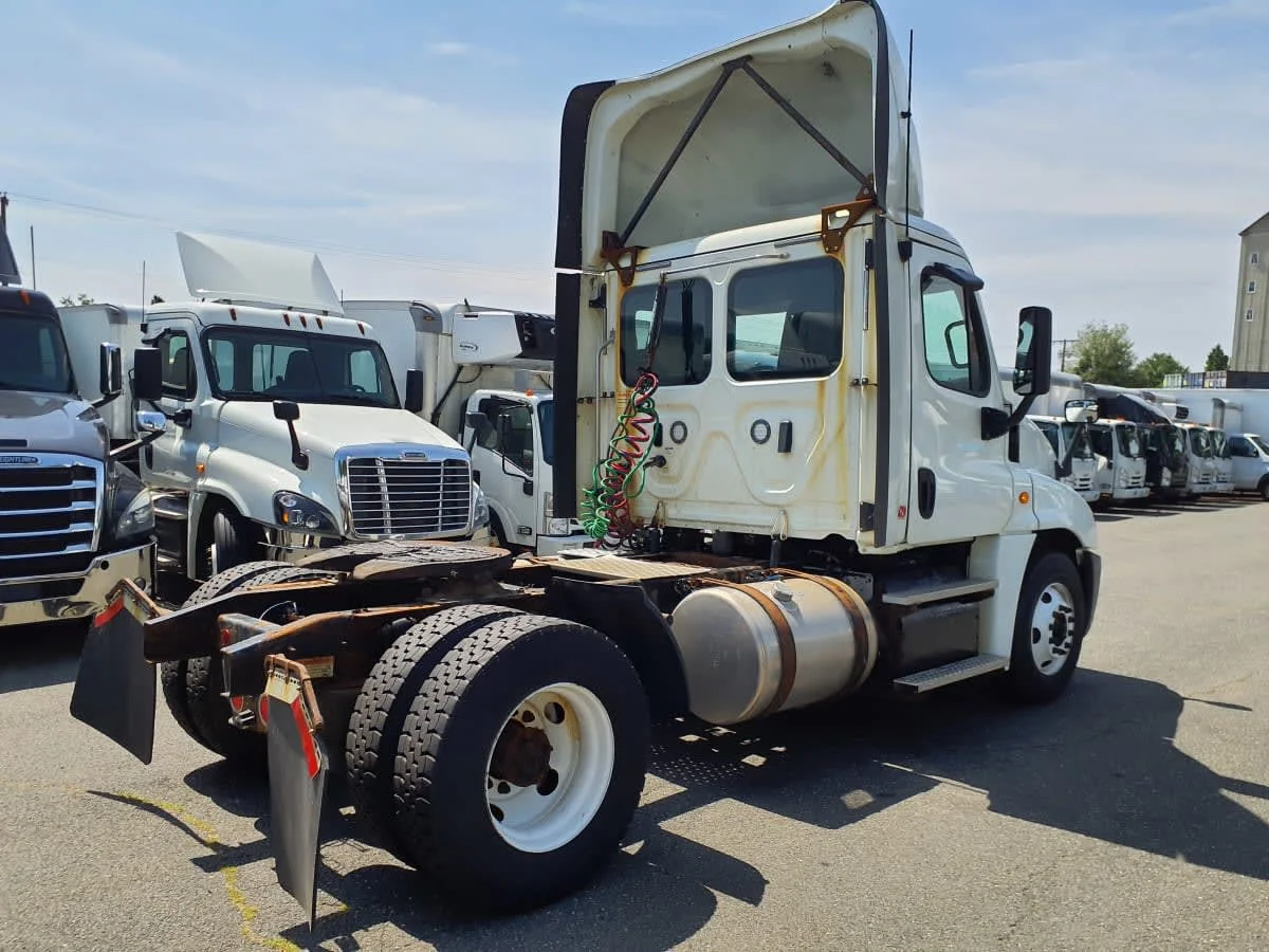 2018 Freightliner Cascadia - image 4