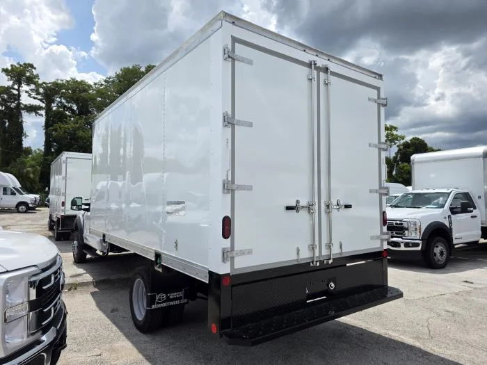 2026 Ford F-550 — photo 8