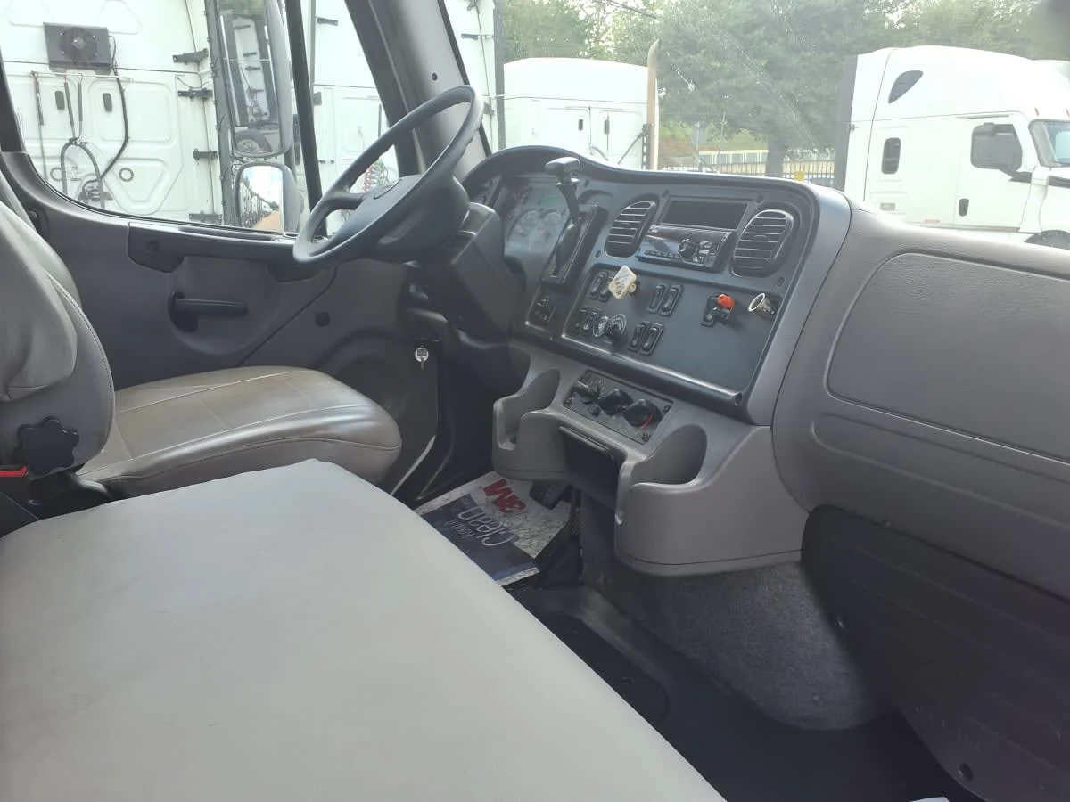 2019 Freightliner M2 106 in Houston, TX — photo 10