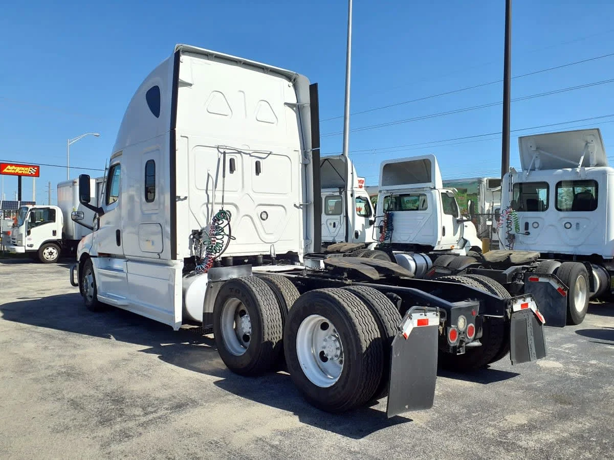 2022 Freightliner Cascadia in Miami, FL — photo 6