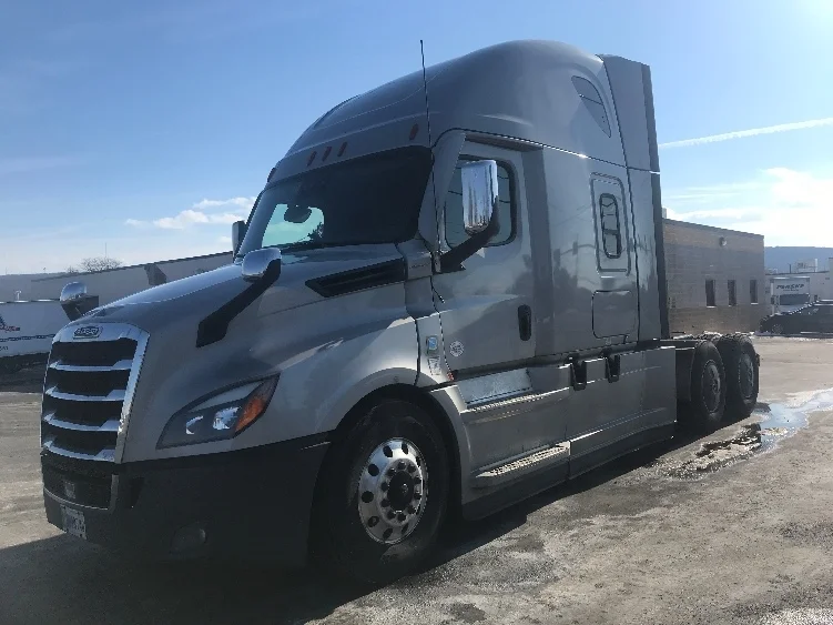 2020 Freightliner Cascadia - image 3