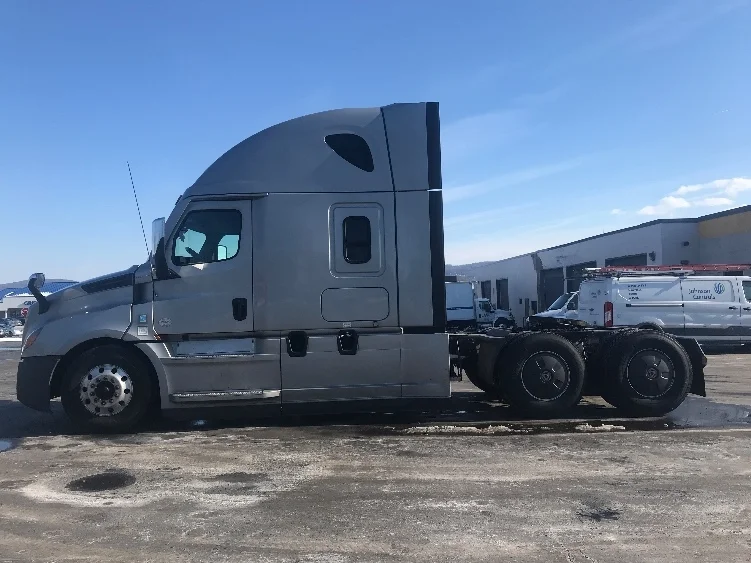 2020 Freightliner Cascadia - image 4