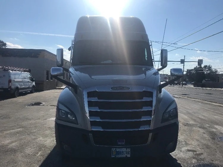 2020 Freightliner Cascadia - image 2