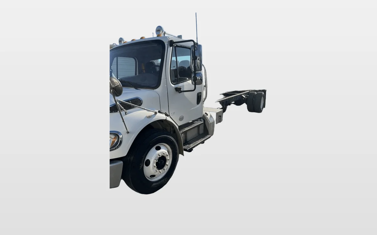 2015 Freightliner M2 106 - image 1