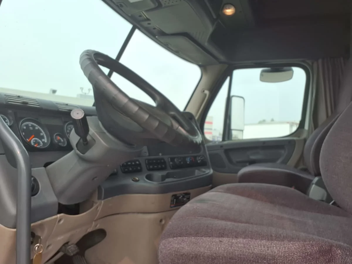 2020 Freightliner Cascadia in Taylor, MI — photo 7