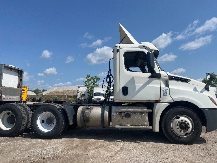 2020 Freightliner Cascadia - image 8