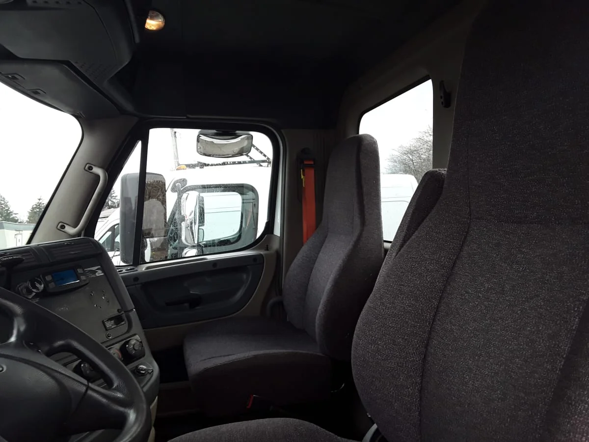 2017 Freightliner Cascadia - image 7