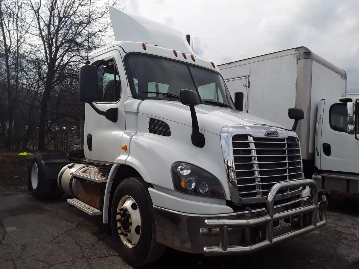 2017 Freightliner Cascadia - image 3