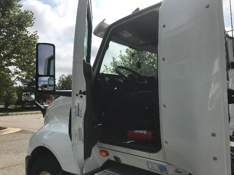 2019 International LT - image 9