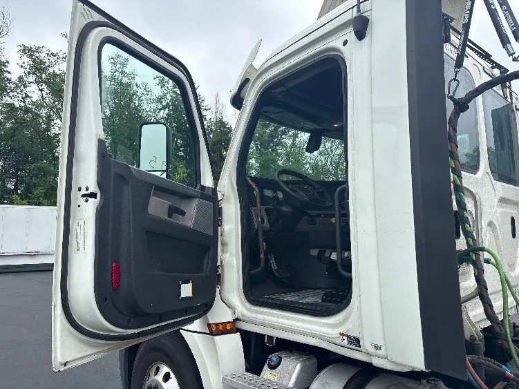 2018 Freightliner Cascadia - image 9