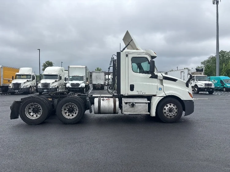 2018 Freightliner Cascadia - image 8