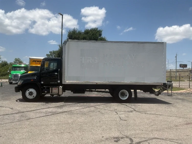 2020 Hino 268 in San Antonio, TX — photo 4