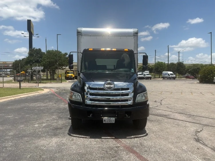 2020 Hino 268 in San Antonio, TX — photo 2