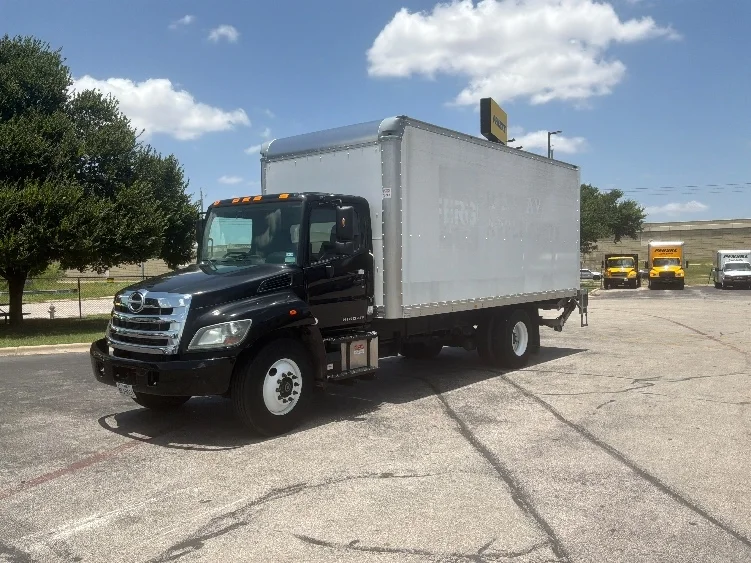 2020 Hino 268 in San Antonio, TX — photo 3
