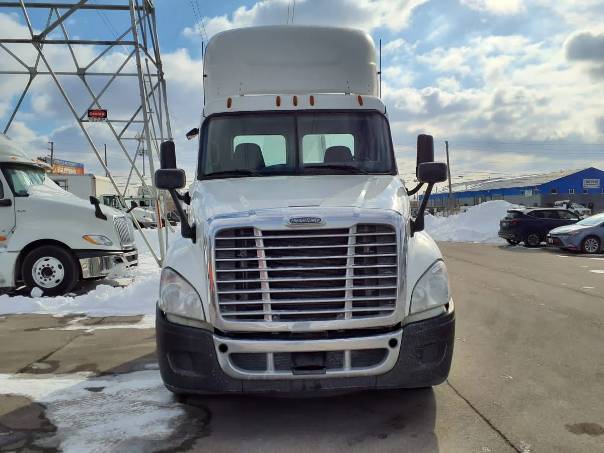 2016 Freightliner Cascadia in Indianapolis, IN — photo 2