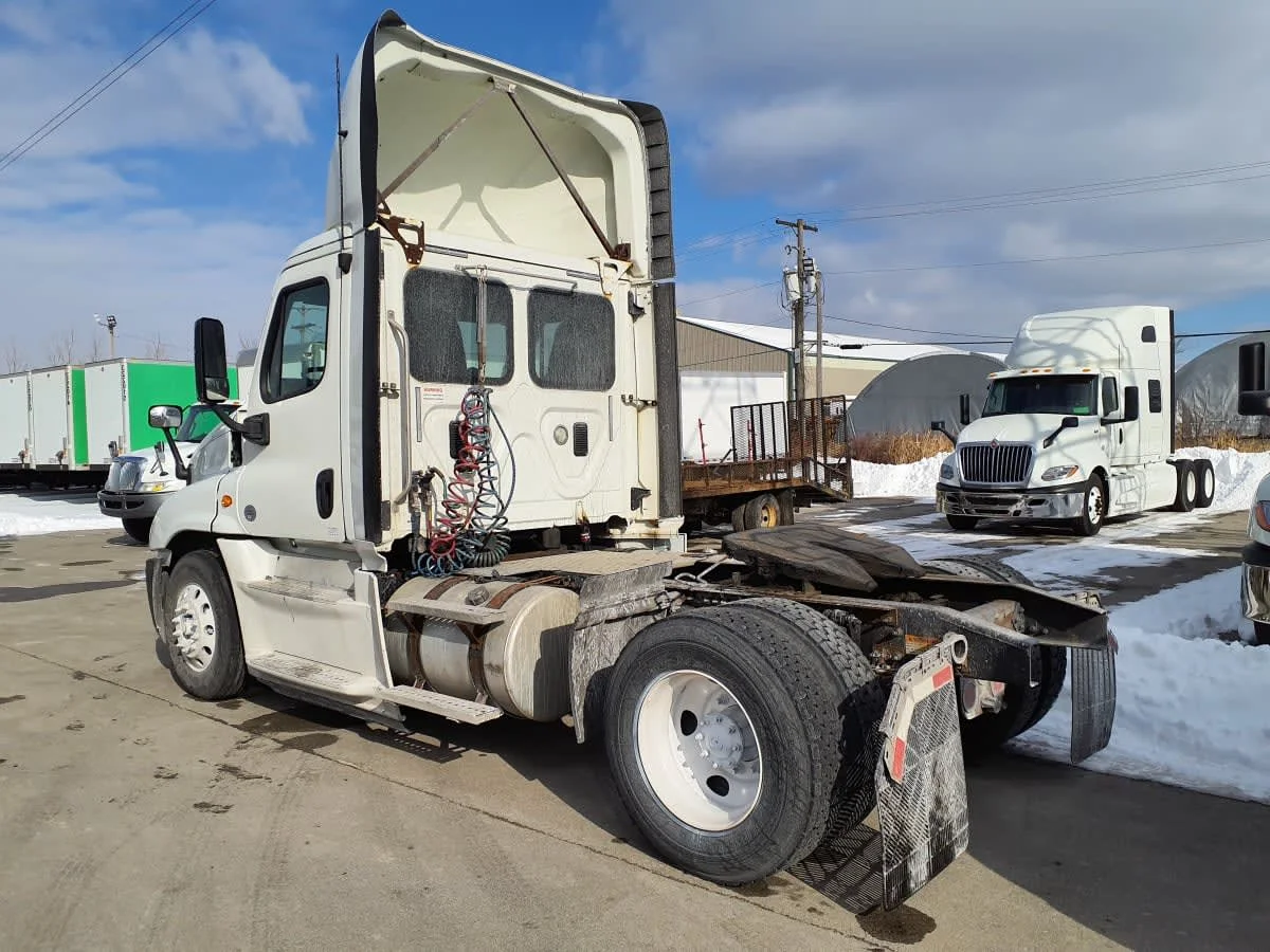 2016 Freightliner Cascadia in Indianapolis, IN — photo 6