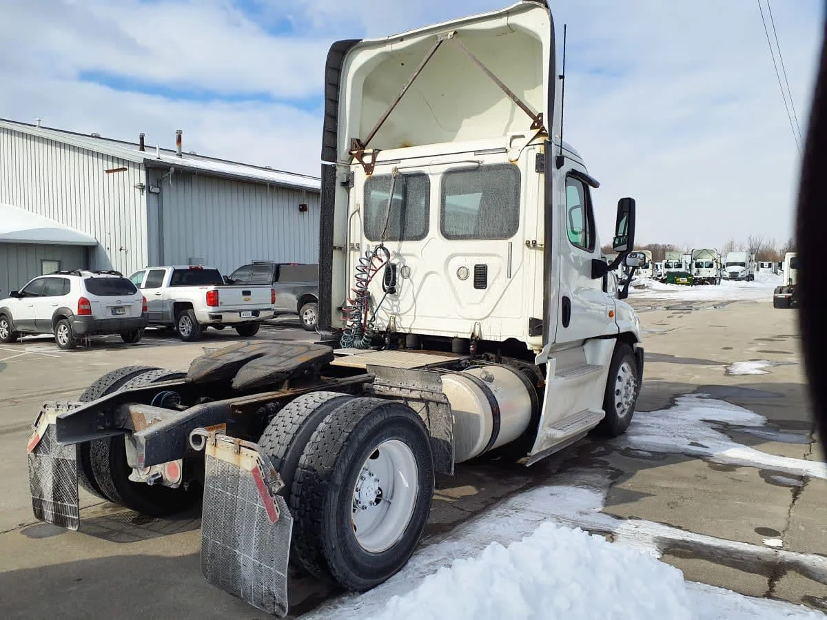 2016 Freightliner Cascadia in Indianapolis, IN — photo 4
