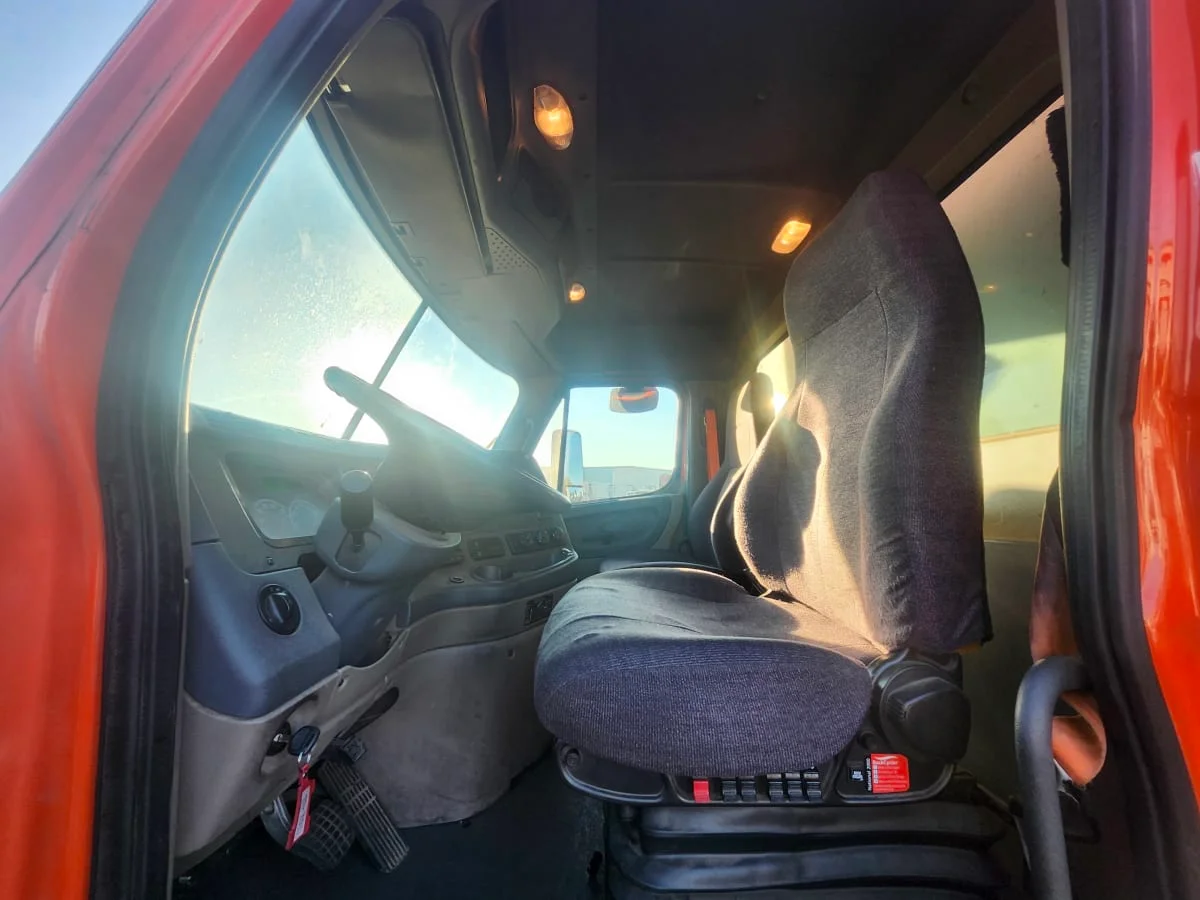 2018 Freightliner Cascadia - image 7