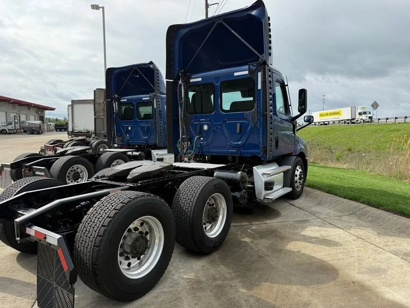 2021 Freightliner Cascadia in Walton, KY — photo 5