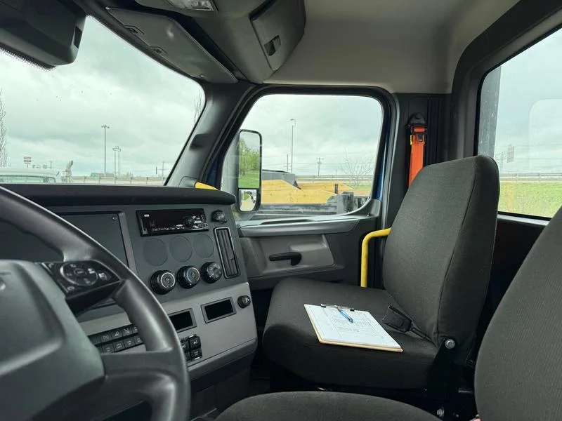 2021 Freightliner Cascadia in Walton, KY — photo 8